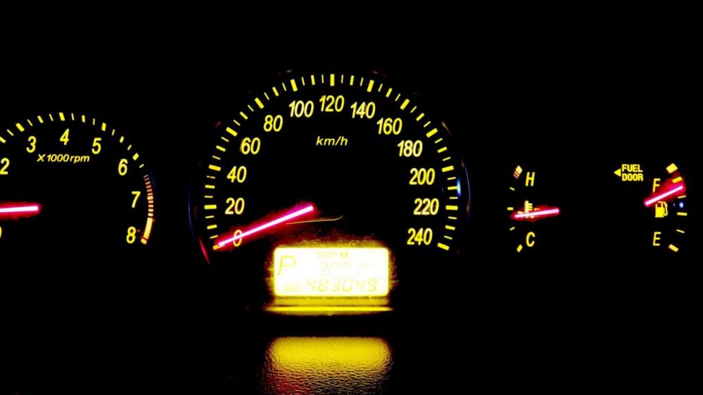 Por qué tu coche no puede ir a más de 240 km por hora (según el velocímetro) 61 Detalles sobre el velocímetro del coche