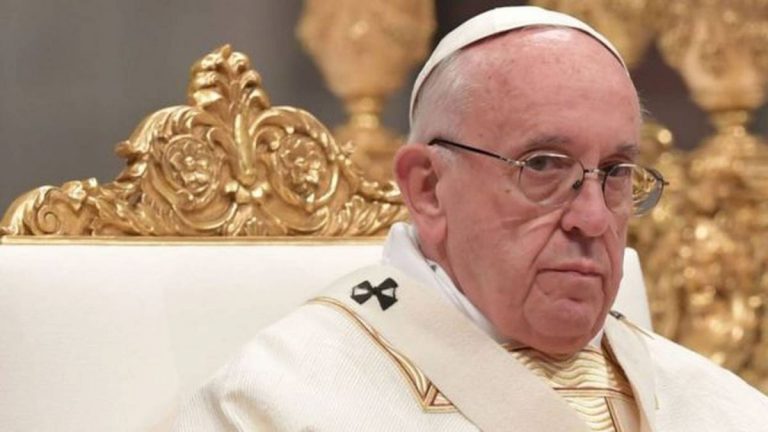 Intervienen con éxito al Papa por una estenosis diverticular del colon