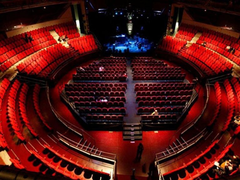 El Price muta en una gran juguetería con bailarines y artistas de circo