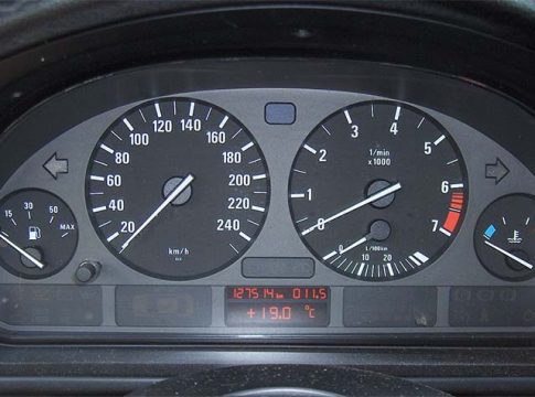 El-diseño-del-velocímetro-del-coche-influye