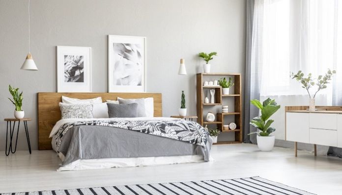 La puerta cruzando la cama