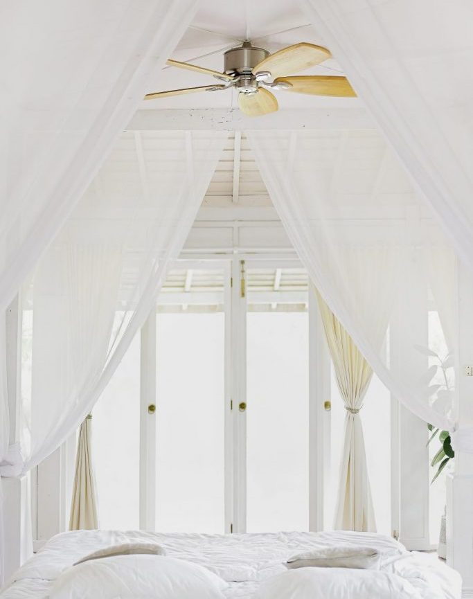 La cabecera en línea con la puerta