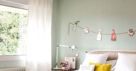 La puerta de espaldas a la cama