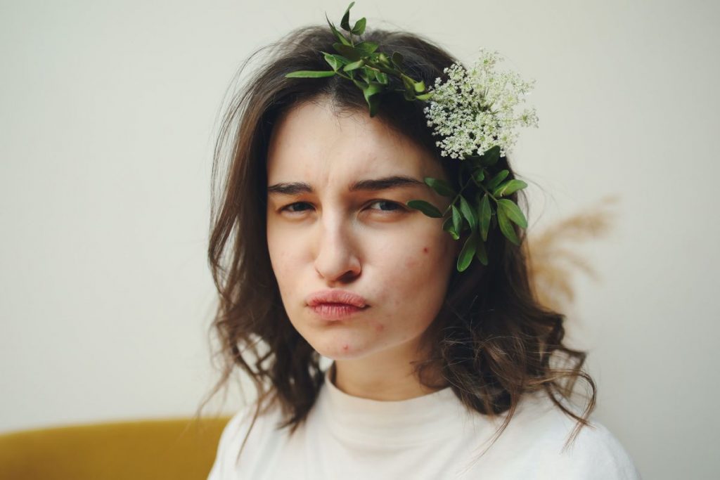 Según donde te salgan granos, este es tu problema de salud