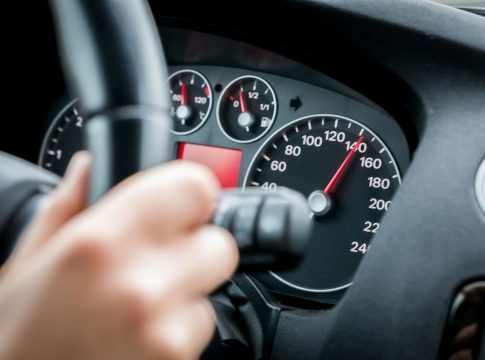 La razón por la que el velocímetro de un coche llega a 240 km