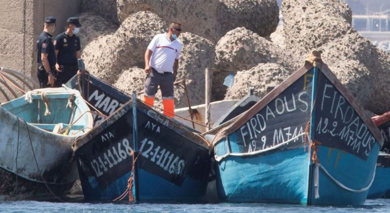 Llegan 401 inmigrantes a Canarias, entre ellos tres bebés, a bordo de 12 pateras