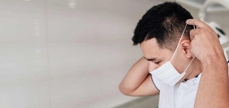 Manos congeladas, cambio de voz... los síntomas menos conocidos de la Covid-19