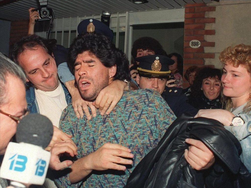 Drogas, alcohol, sobrepeso... Los excesos de una estrella que tocó fondo 78 Maradona Drogas
