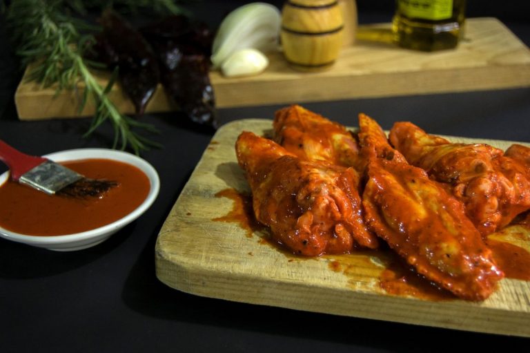 Cómo hacer un pollo marinado jugoso hasta el último bocado