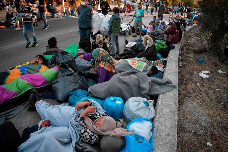 Desalojan a unos 200 migrantes del muelle de Arguineguín (Gran Canaria)