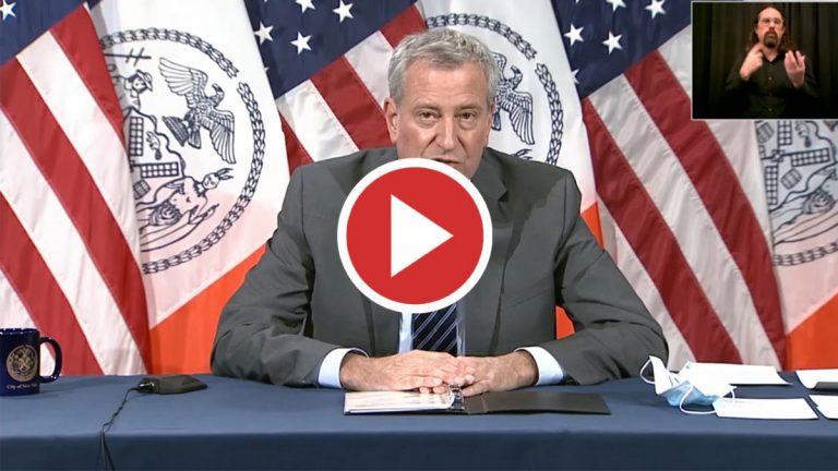 Nueva York cerrará escuelas públicas por aumento de casos de COVID-19