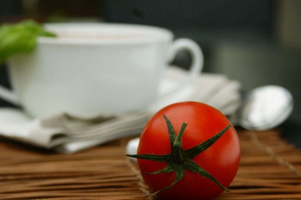 Cómo hacer una sopa de tomate deliciosa e ideal para perder un montón de kilos 46 Paso 2: Pica los alimentos
