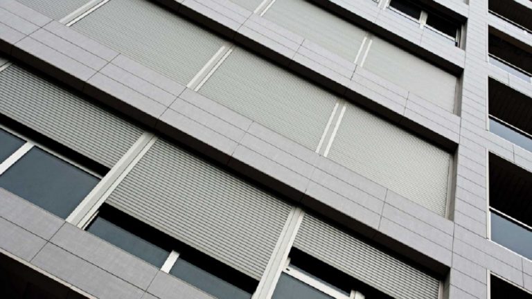 Por qué no debes dejar las persianas subidas cuando hace viento