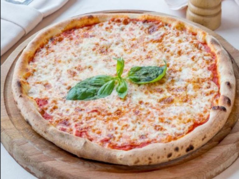 Va a la pizzería de Flavio Briatore y la cuenta que le traen es increíble