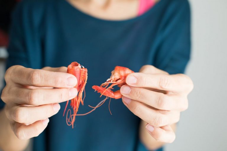 Por qué chupar las cabezas de las gambas podría matarte