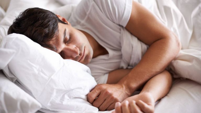 Por qué no debes dormir con el móvil debajo de la almohada