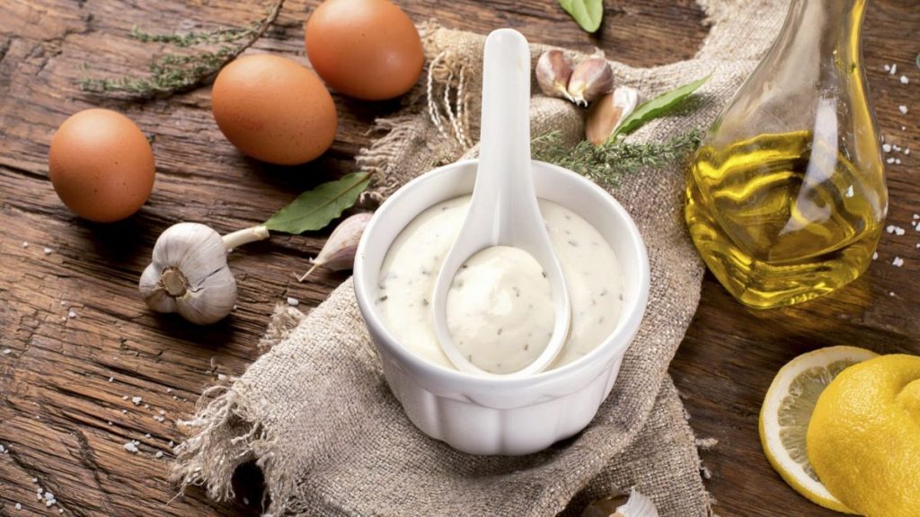 Cómo hacer un falso alioli que sabe igual que el original y no engorda nada 4 Conseguiras prácticamente el mismo sabor que con tu receta original.
