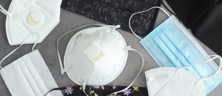 Por qué no debes pulverizar la mascarilla con alcohol para desinfectarla