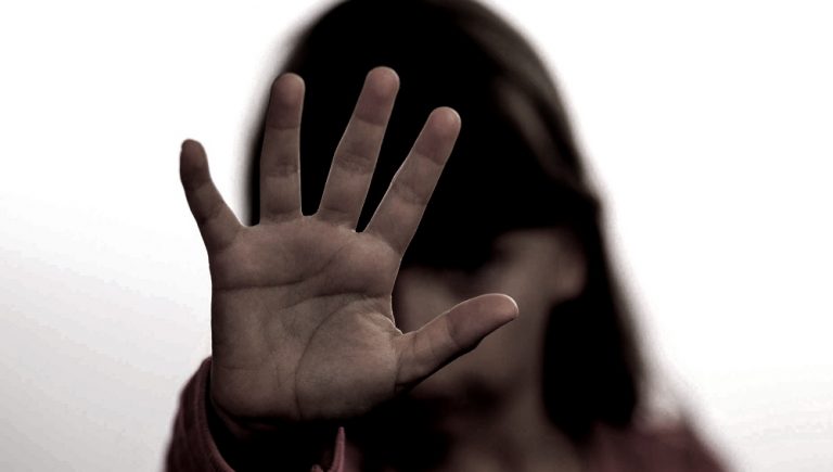 Condenado a 3 años cárcel por abusos sexuales a una amiga de su hija y a la madre de esta