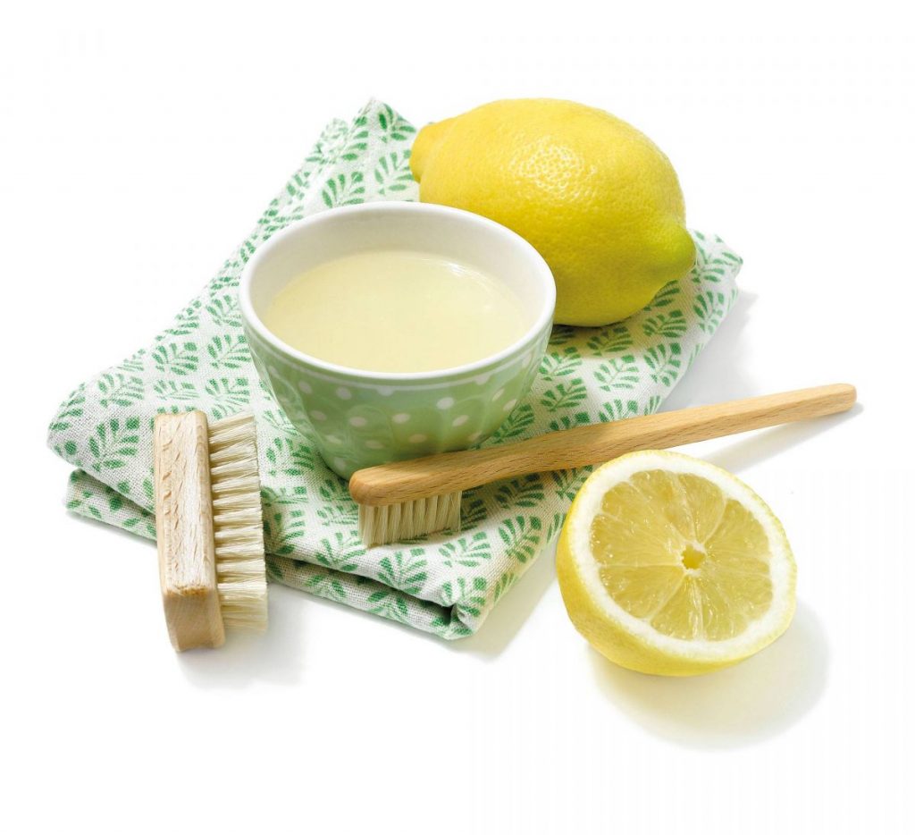 Utiliza zumo de limón para eliminar el aceite del suelo