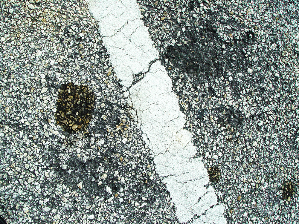 Cómo quitar las manchas de aceite del suelo 