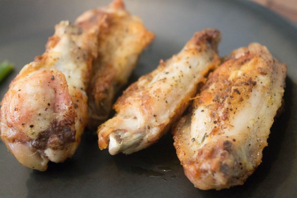 Cómo hacer un caldo de pollo casero, casero 1 Alas de pollo para el caldo