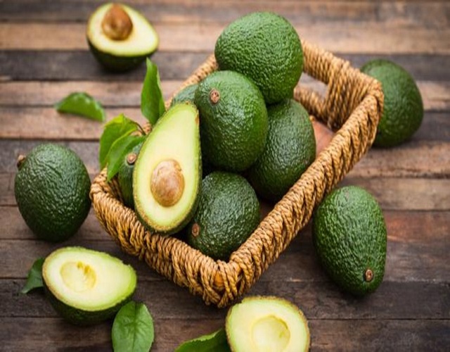 El batido de aguacate que te vamos a ofrecer es una fuente de grasas saludables muy adecuada para ayudarnos a bajar de peso