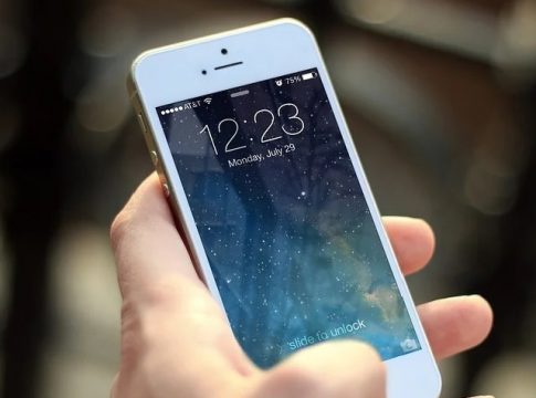 Si tienes un móvil antiguo en casa, lo puedes usar como repetidor WiFi para la tele así Si tienes un móvil antiguo en casa, lo puedes usar como repetidor WiFi para la tele así