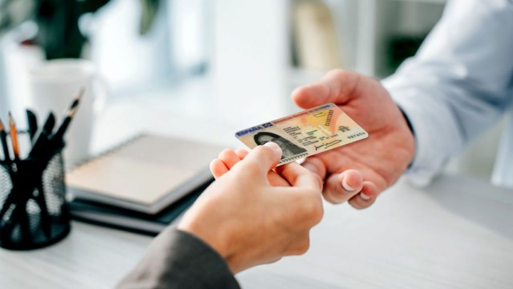 ¿Qué requisitos debes entregar para cambiar tu apellido?