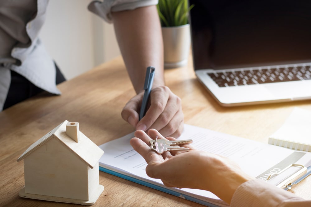 es aquel individuo que adquiere el derecho de usar una determinada cosa o servicio en arrendamiento