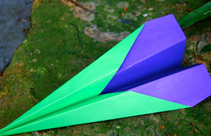 avión de papel bicolor
