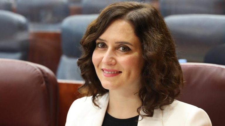 Todo lo que sabemos sobre la controvertida 'cartilla Covid-19' de Ayuso