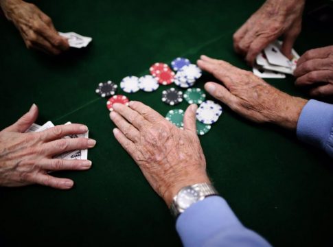 badajoz confinado bar La policía pilla en Badajoz a un positivo confinado jugando a las cartas en una asociación vecinal