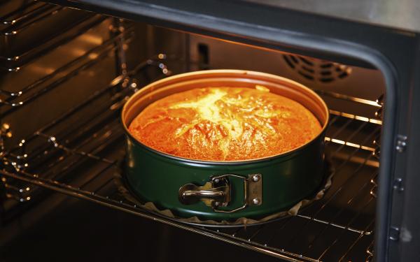 Trucos para saber si un bizcocho está crudo 5 Horno