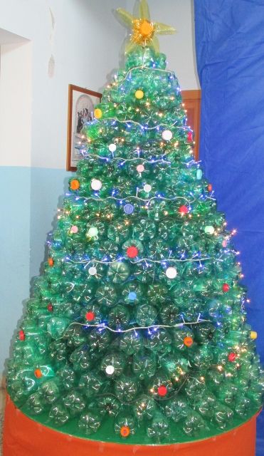 árbol de navidad con botellas
