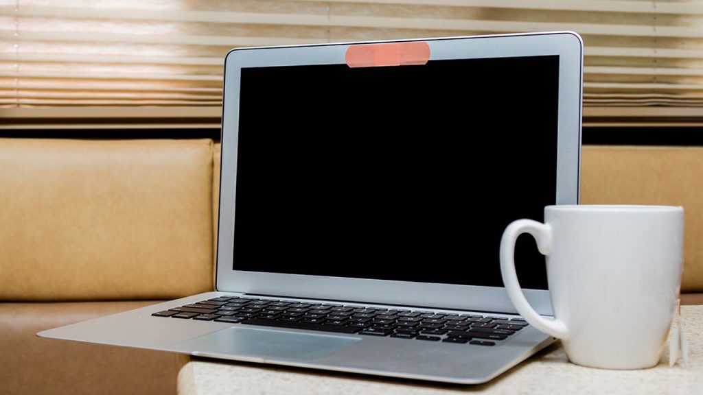 ¿Por qué deberías tapar la webcam y el micro de tu ordenador? 1 No te fíes de dejar tu web abierta.