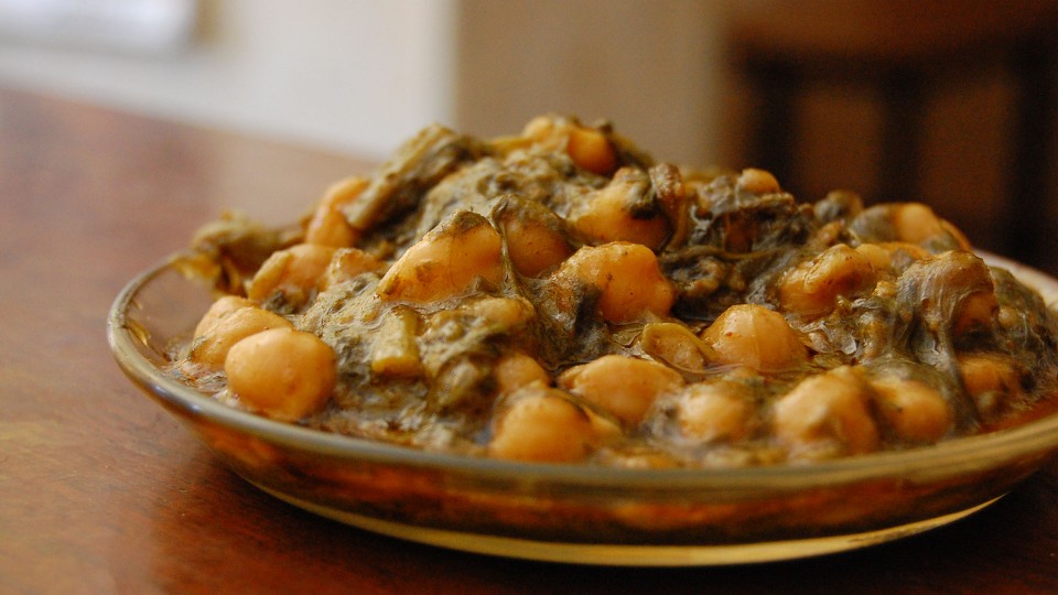 Cómo hacer unas espinacas con garbanzos con poco aceite