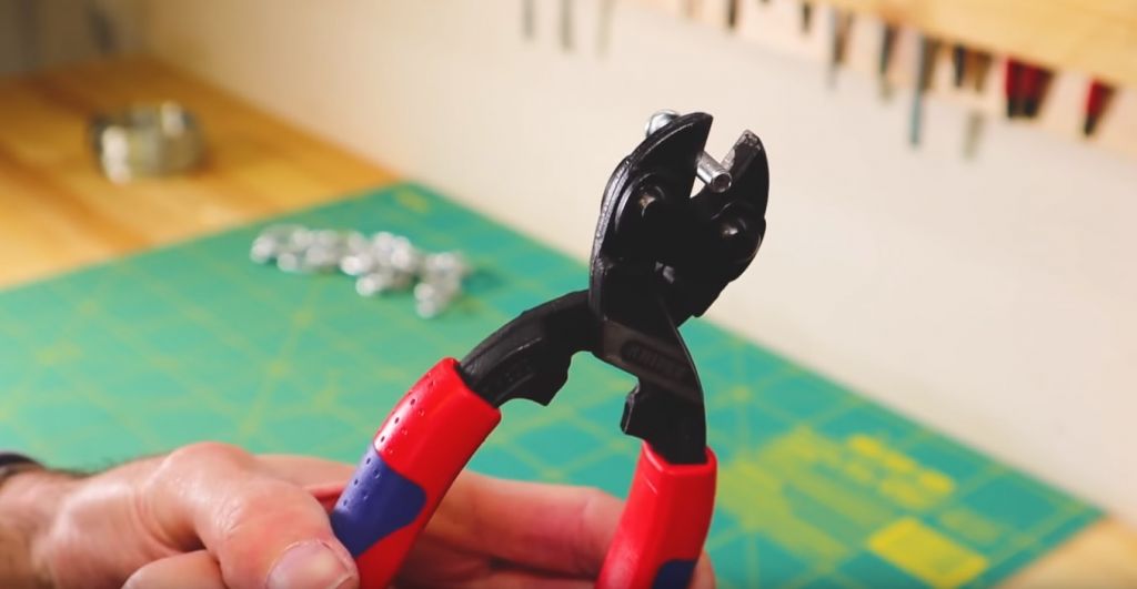 Cómo romper un candado 4 Rompiendo un candado con una cizalla