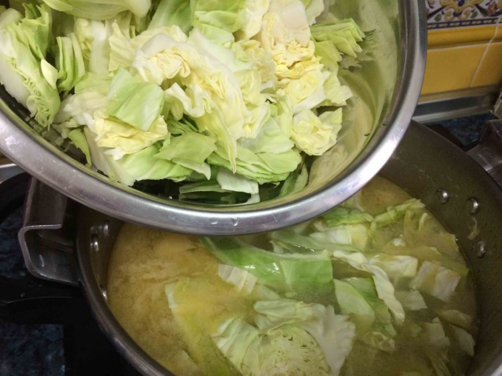 Acuérdate de lavar bien tu col cuando hagas tu sopa para la dieta.