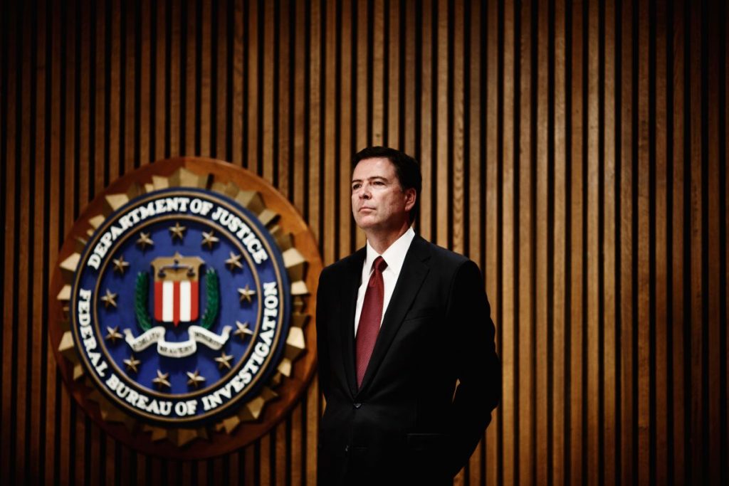 Comey también alertó de los peligros en ciberseguridad asociados a dejar la webcam de tu ordenador abierta.