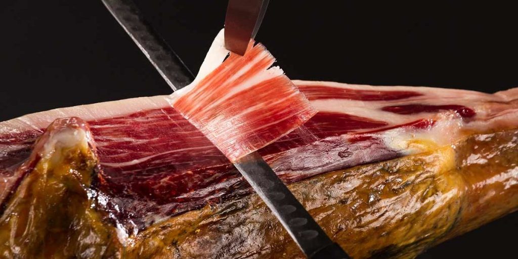 Cortando la pata de jamón ibérico
