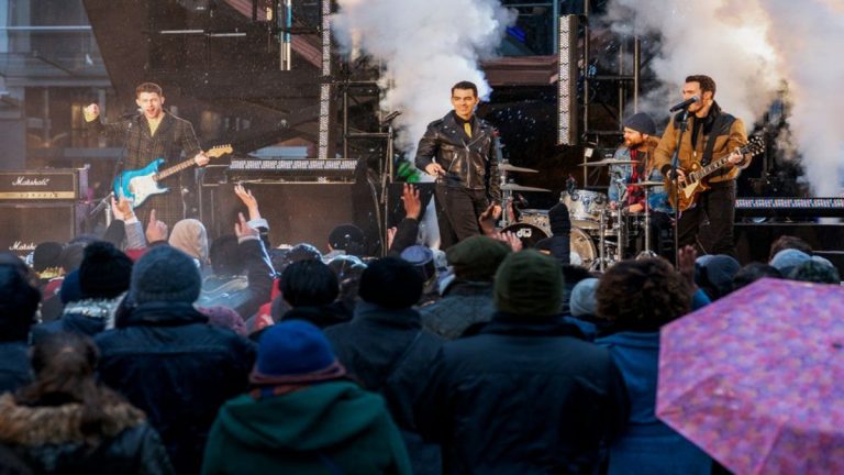 Así es la aparición de los Jonas Brothers en Dash & Lily