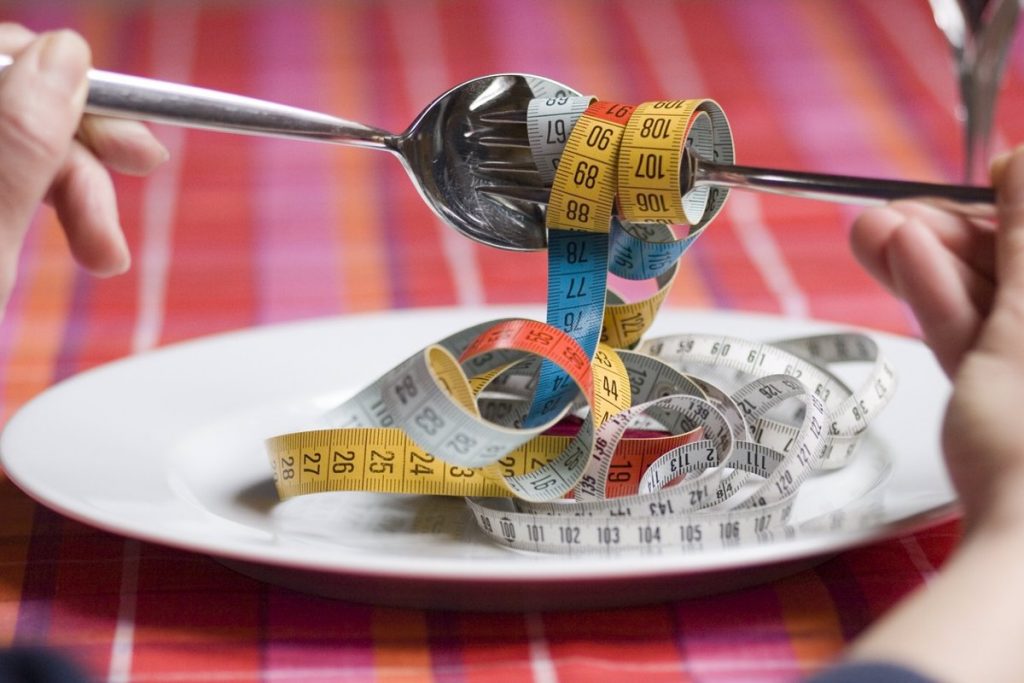 Cuidado con las dietas milagro, consulta a un nutricionista.