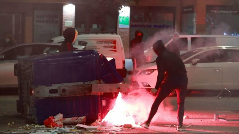 La Policía Local de León identifica a 16 personas por los disturbios de la pasada noche