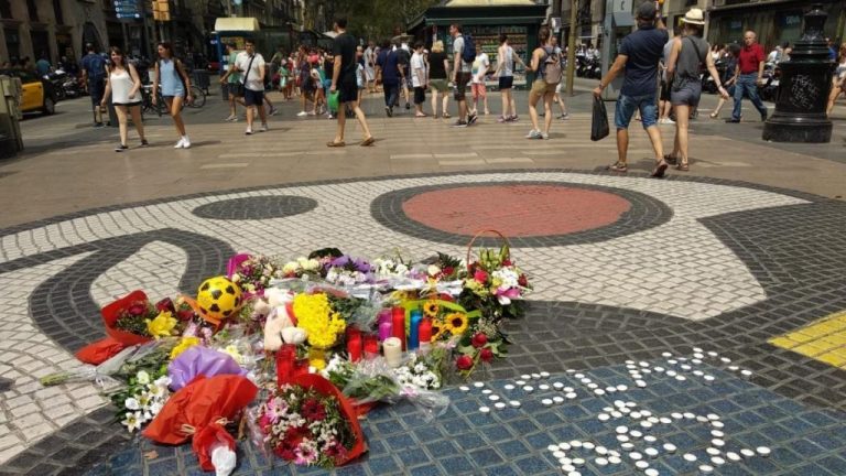 Dos de los 3 acusados por atentados en Cataluña niegan hechos y sólo responden a su abogado