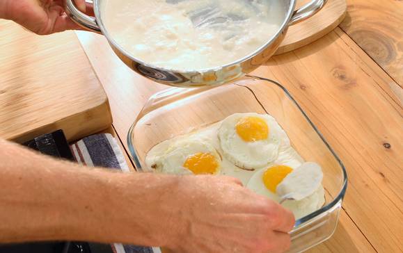 Ni frito ni en croqueta, así se hacen los huevos encapotados 5 Paso 3 encapotar los huevos