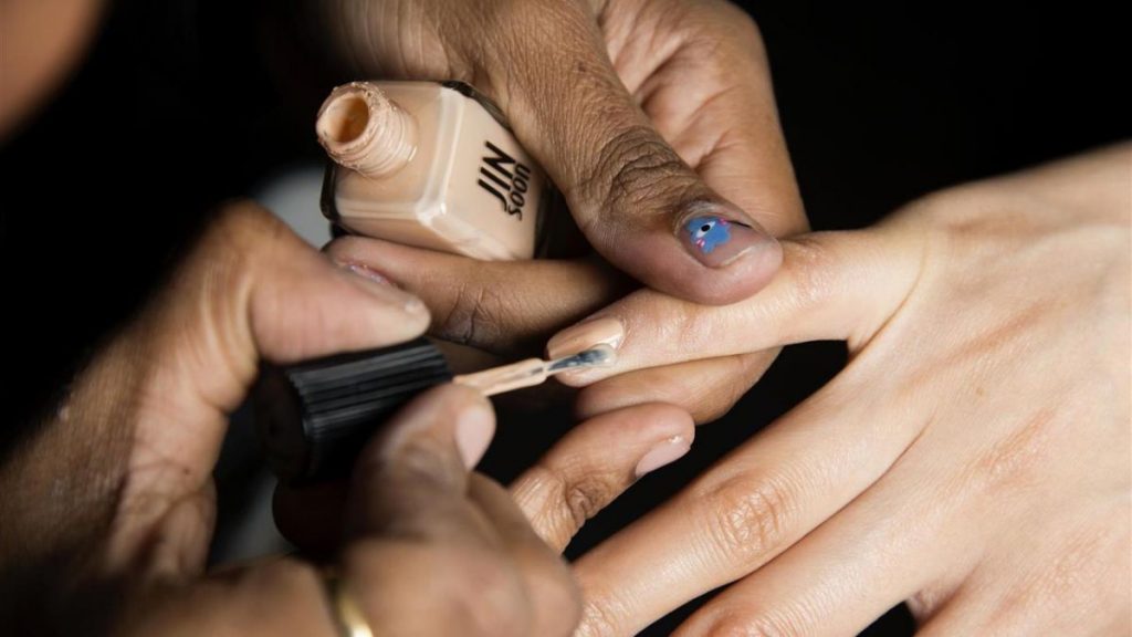El infalible truco del esmalte de uñas que frenará tus carreras.