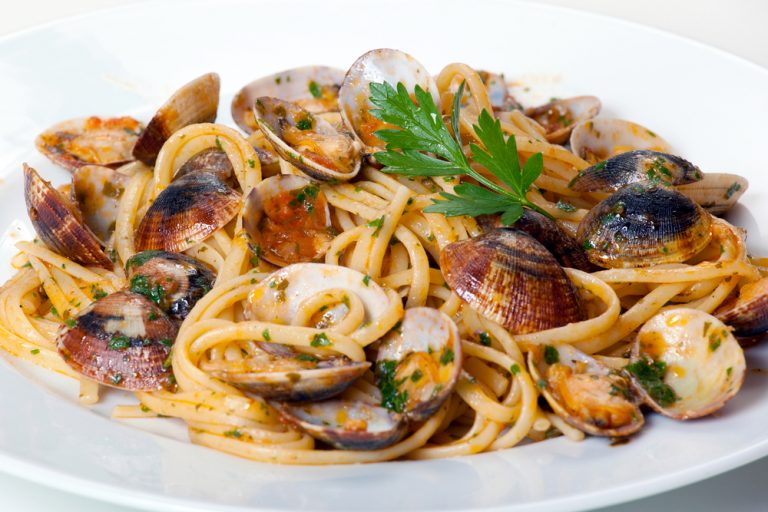 Cómo hacer unos espaguetis con almejas