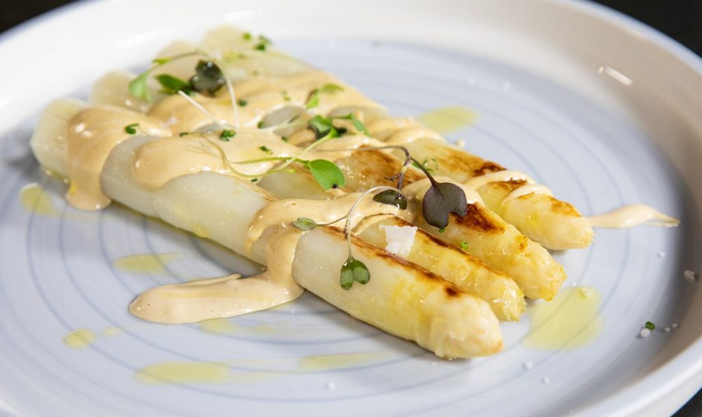 Recetas para realizar excelentes espárragos confitados en aceite de oliva