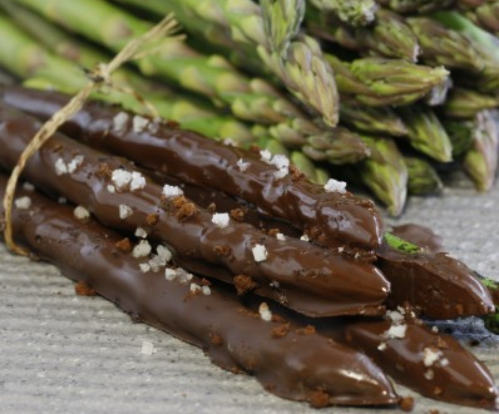 Preparación de espárragos trigueros con cobertura de chocolate negro.